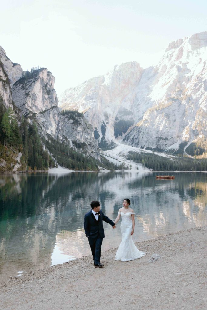 Heiraten mit Bergpanorama in den Dolomiten am Pragser Wildsee